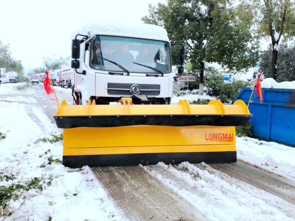 东风天锦抑尘除雪车