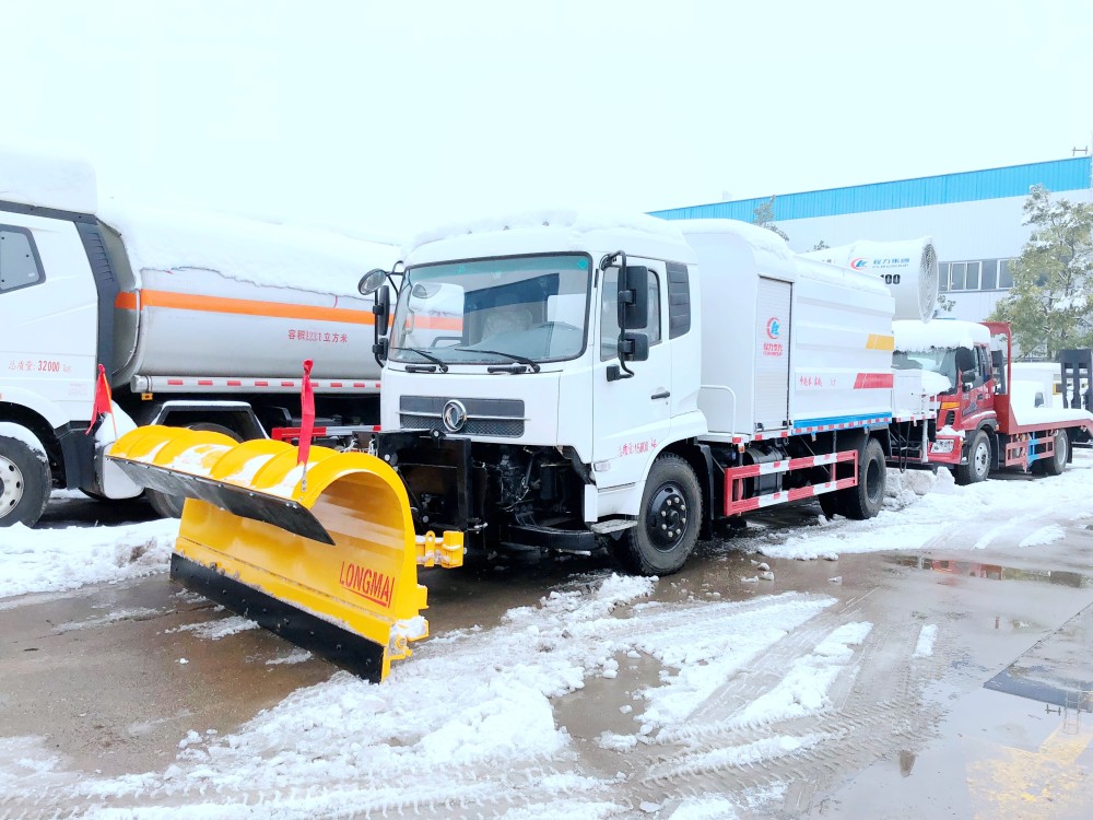 东风天锦抑尘除雪车